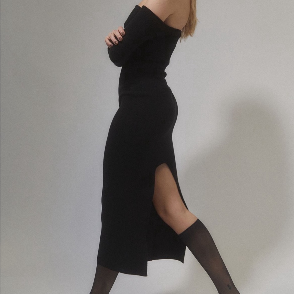 Off-The-Shoulder
Midi Dress